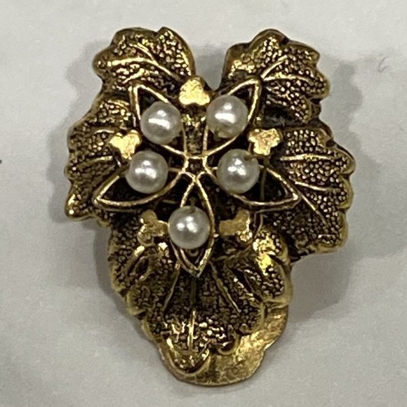 Vintage Clip On Earrings Leaf Brushed Gold Tone Faux Pearl 3/4” - Picture 4 of 12